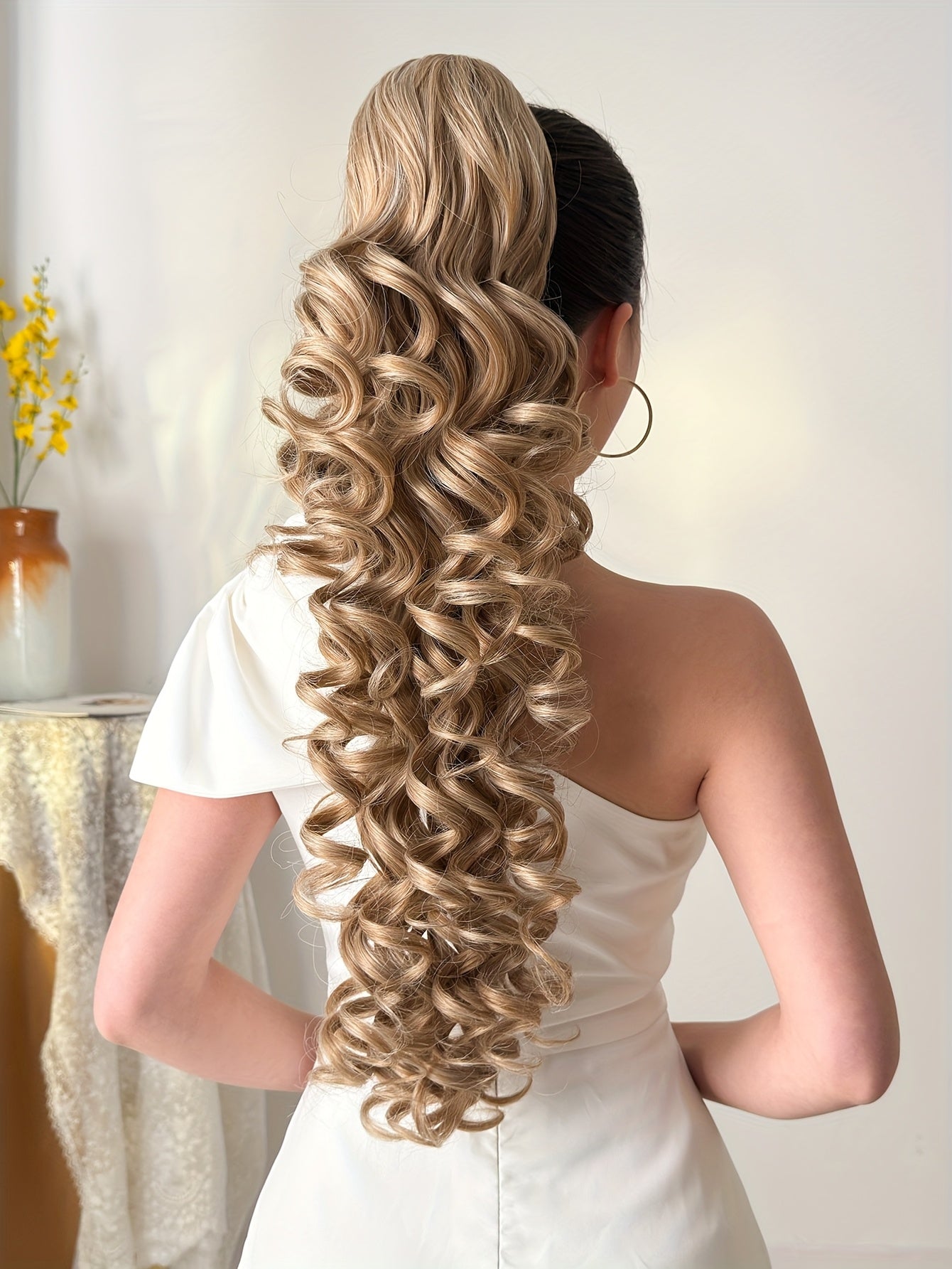 A 28-Inch Long Curly Ponytail Made of Heat-Resistant Synthetic Fiber, Typically Worn by Women for Everyday Occasions And Holidays.