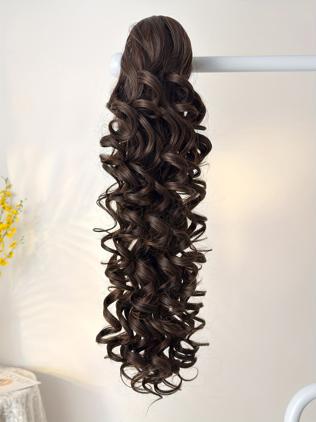 A 28-Inch Long Curly Ponytail Made of Heat-Resistant Synthetic Fiber, Typically Worn by Women for Everyday Occasions And Holidays.