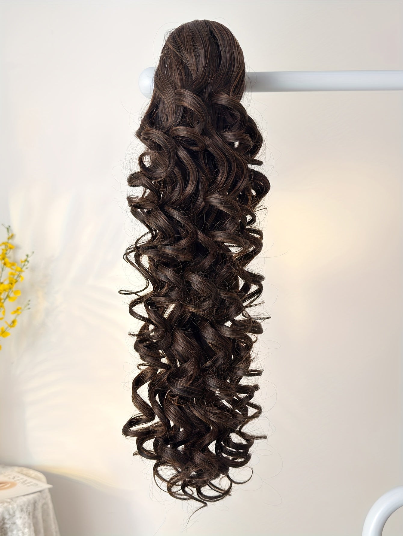 A 28-Inch Long Curly Ponytail Made of Heat-Resistant Synthetic Fiber, Typically Worn by Women for Everyday Occasions And Holidays.