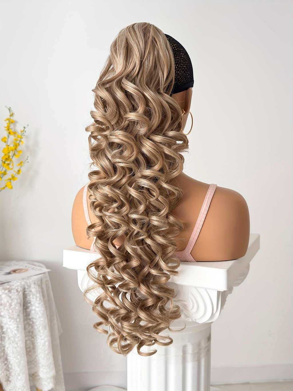 A 28-Inch Long Curly Ponytail Made of Heat-Resistant Synthetic Fiber, Typically Worn by Women for Everyday Occasions And Holidays.