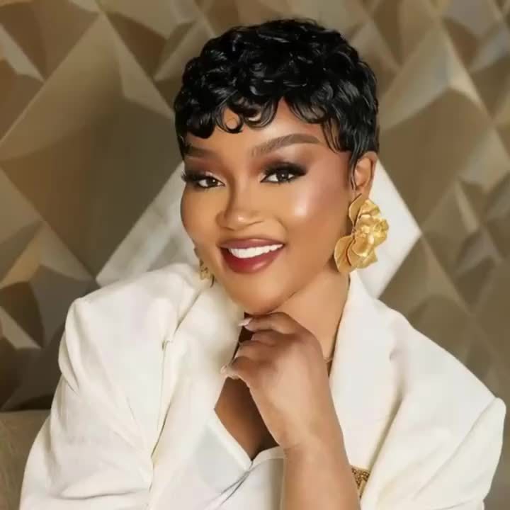 Brazilian Remy Human Hair Wig - Short Curly Pixie Cut with Bangs, 180% Density Glueless Natural Black Bob Wig, Layered Loose Curly Hairpiece for Caucasian/Black/African Descent, Machine-Made for Comfortable Daily Wear & Low