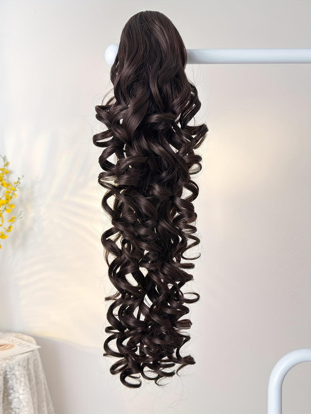 A 28-Inch Long Curly Ponytail Made of Heat-Resistant Synthetic Fiber, Typically Worn by Women for Everyday Occasions And Holidays.
