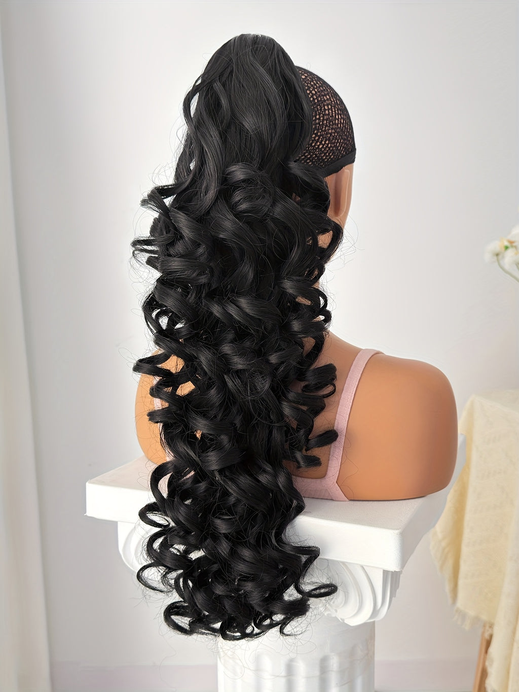 A 28-Inch Long Curly Ponytail Made of Heat-Resistant Synthetic Fiber, Typically Worn by Women for Everyday Occasions And Holidays.