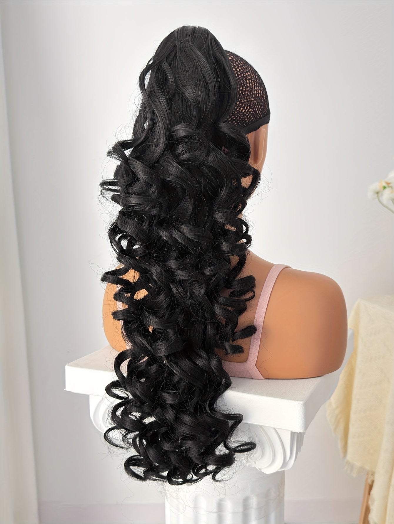A 28-Inch Long Curly Ponytail Made of Heat-Resistant Synthetic Fiber, Typically Worn by Women for Everyday Occasions And Holidays.