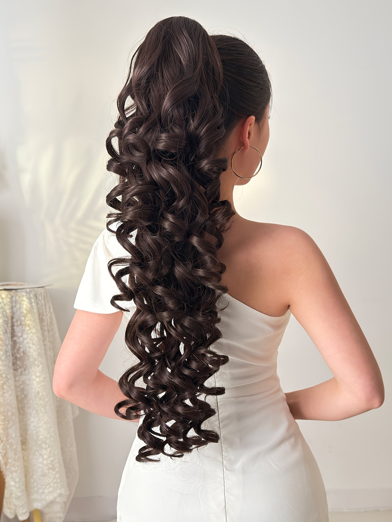 A 28-Inch Long Curly Ponytail Made of Heat-Resistant Synthetic Fiber, Typically Worn by Women for Everyday Occasions And Holidays.