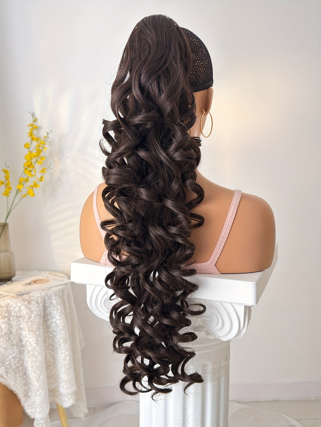 A 28-Inch Long Curly Ponytail Made of Heat-Resistant Synthetic Fiber, Typically Worn by Women for Everyday Occasions And Holidays.
